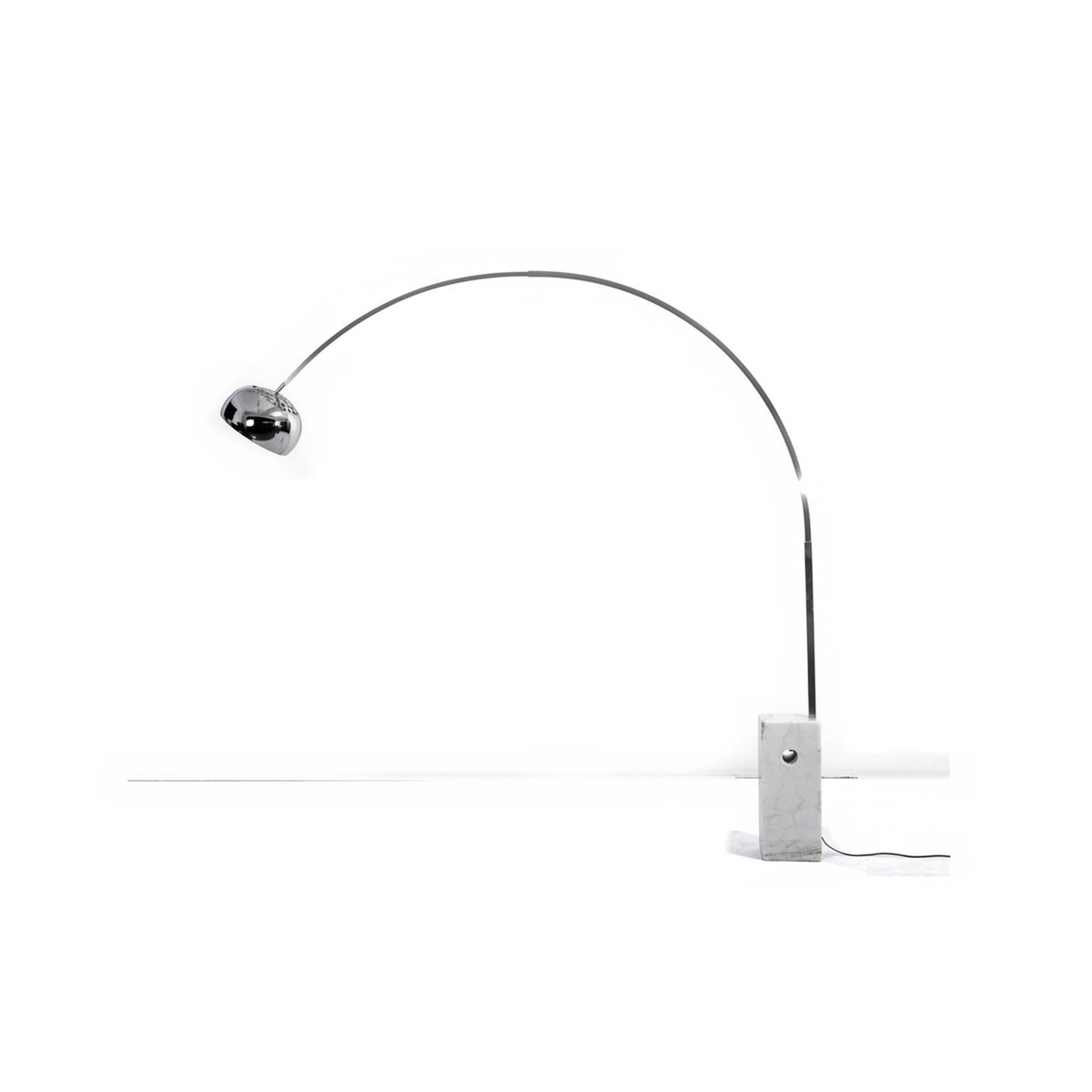 Lampadaire Canopée sur fond blanc : arc en acier poli et socle en marbre blanc