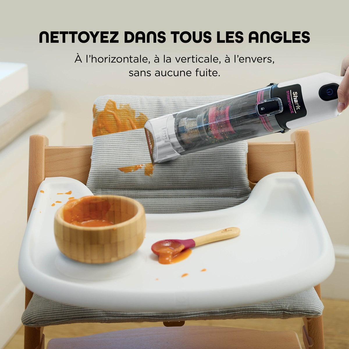 Détacheur textile sans fil nettoyant une tache sur une chaise haute, utilisable à tout angle sans fuite