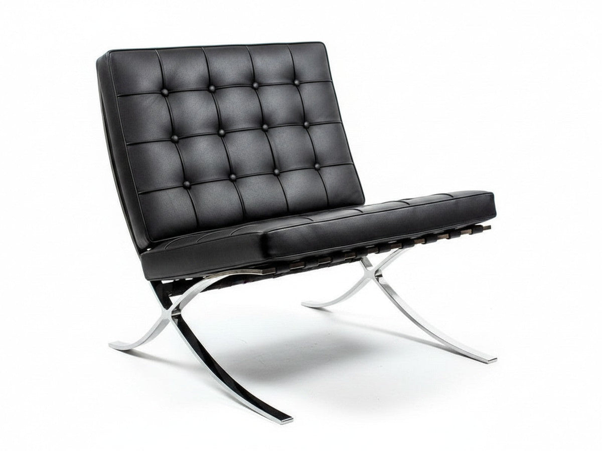 Fauteuil Capiton sur fond blanc : cuir noir capitonné et châssis en lames d'acier croisées