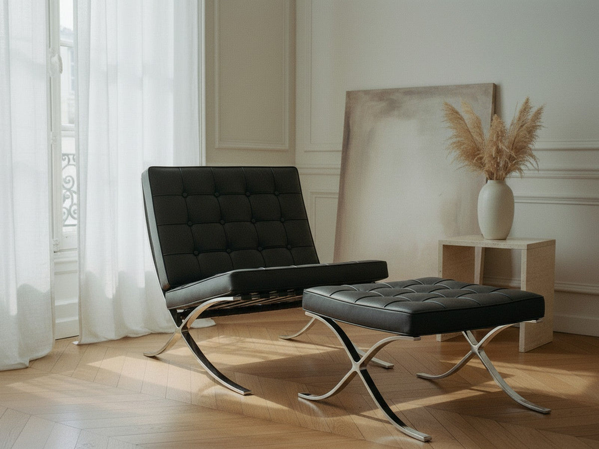 Fauteuil Capiton noir avec son repose-pieds assorti dans un salon parisien