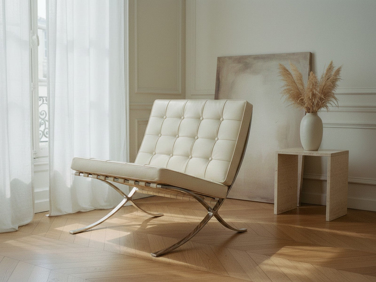 Fauteuil Capiton en cuir blanc ivoire dans un salon parisien