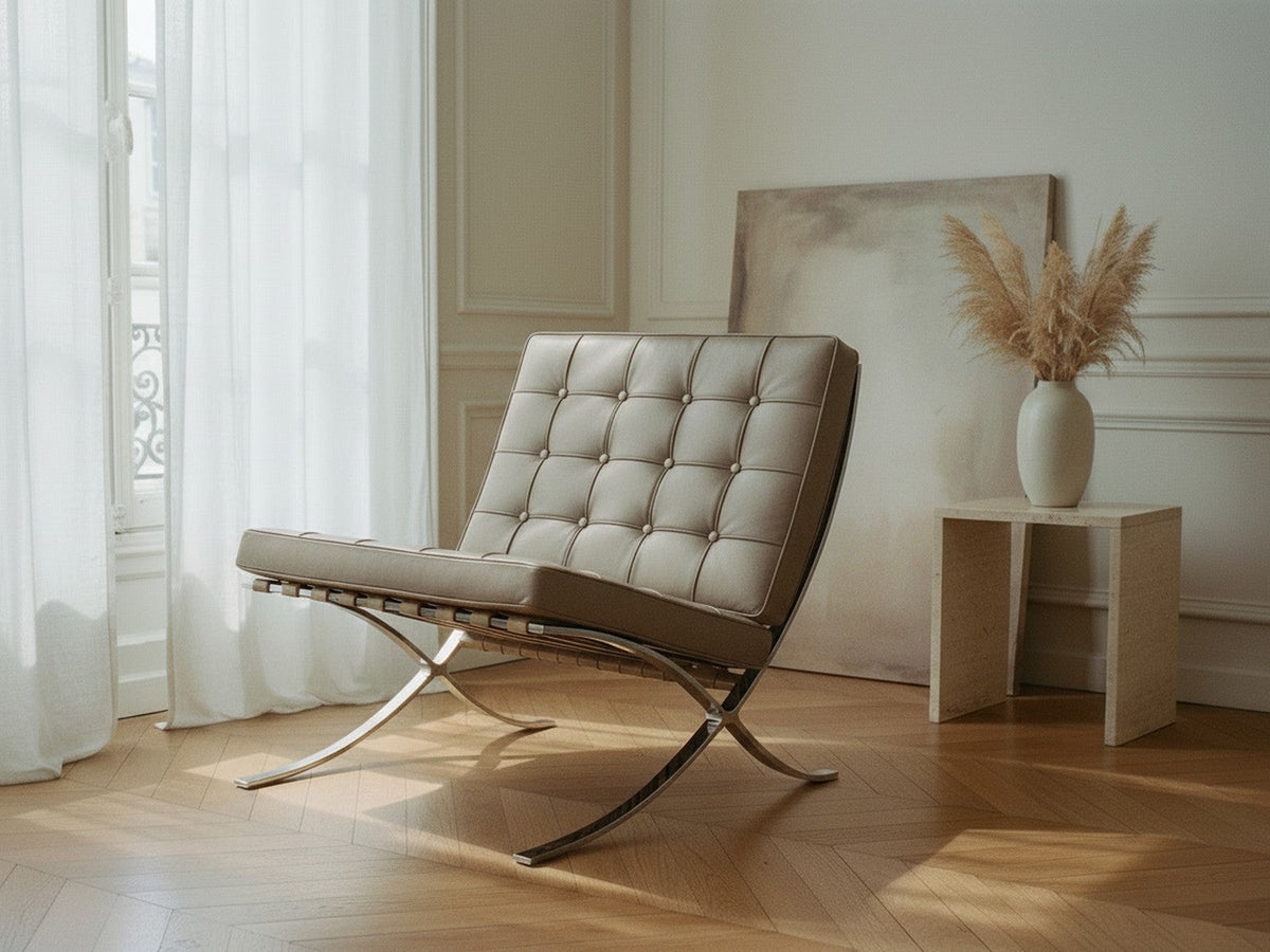 Fauteuil Capiton en cuir taupe dans un salon parisien