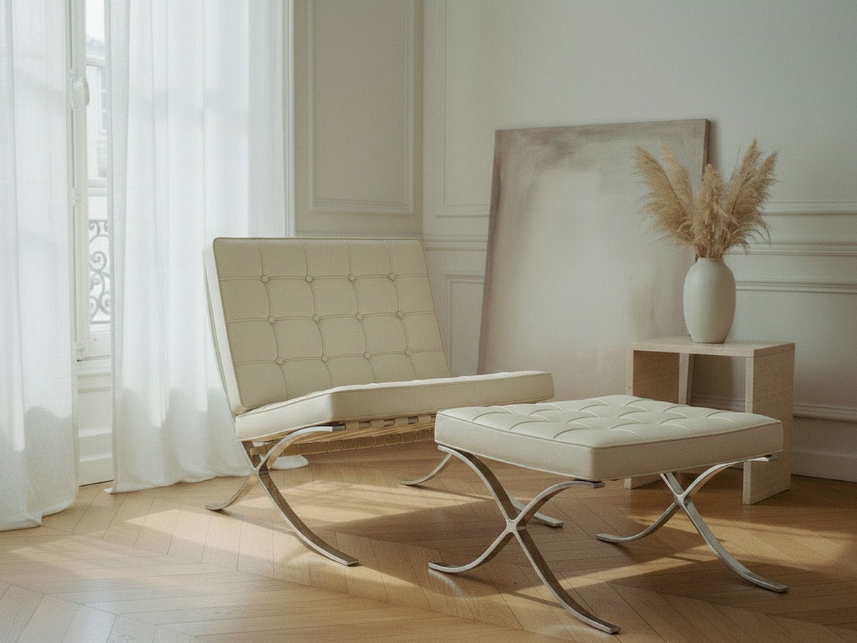 Fauteuil Capiton blanc avec son repose-pieds assorti dans un salon parisien
