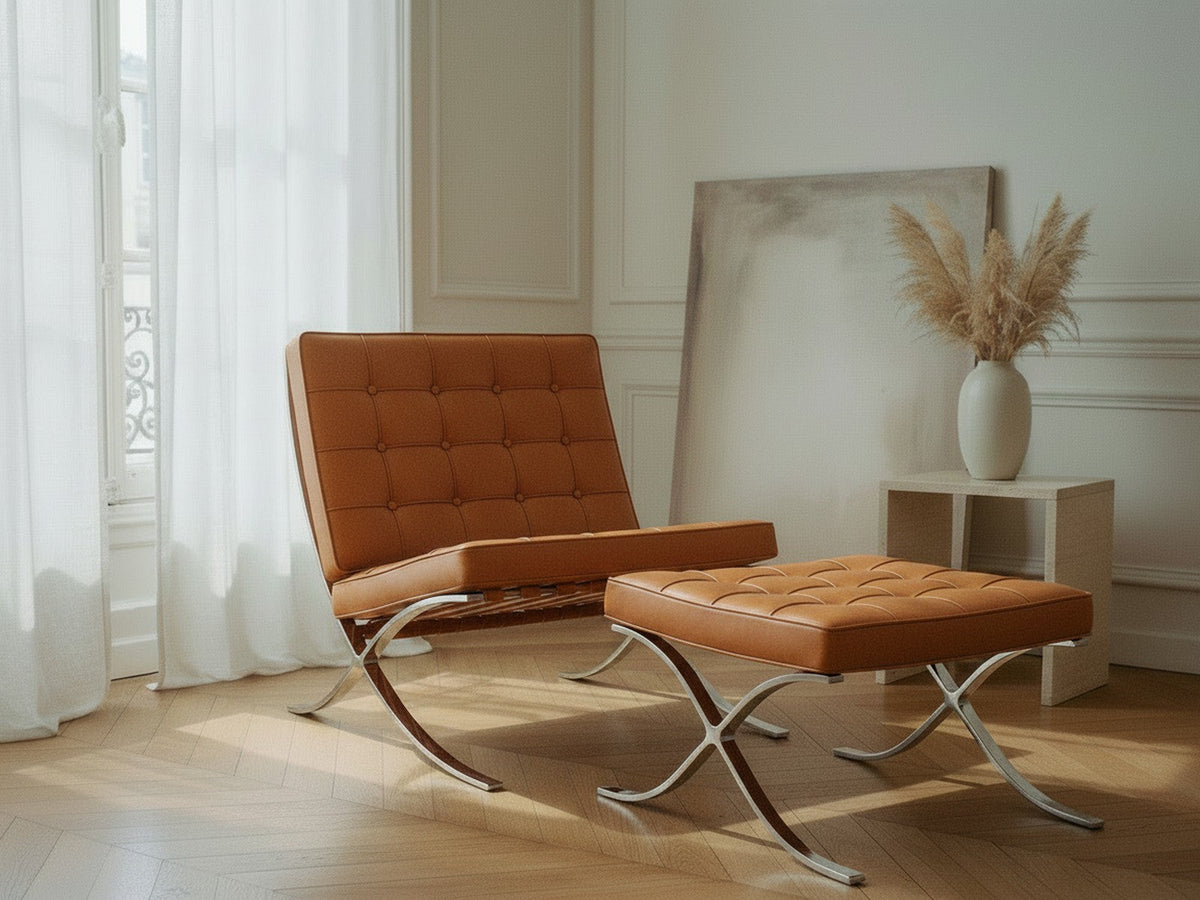 Fauteuil Capiton cognac avec son repose-pieds assorti dans un salon parisien