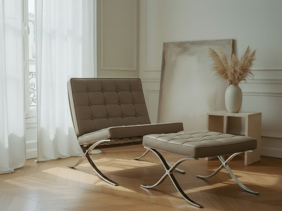Fauteuil Capiton taupe avec son repose-pieds assorti dans un salon parisien