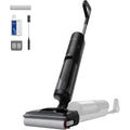 Aspirateur-laveur sans fil debout, avec son rouleau microfibre, son flacon de nettoyant et ses accessoires