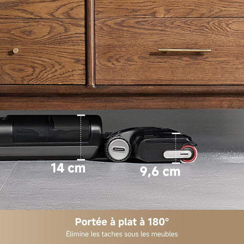 L'aspirateur-laveur allongé à plat à 180° pour passer sous un meuble bas de 14 cm