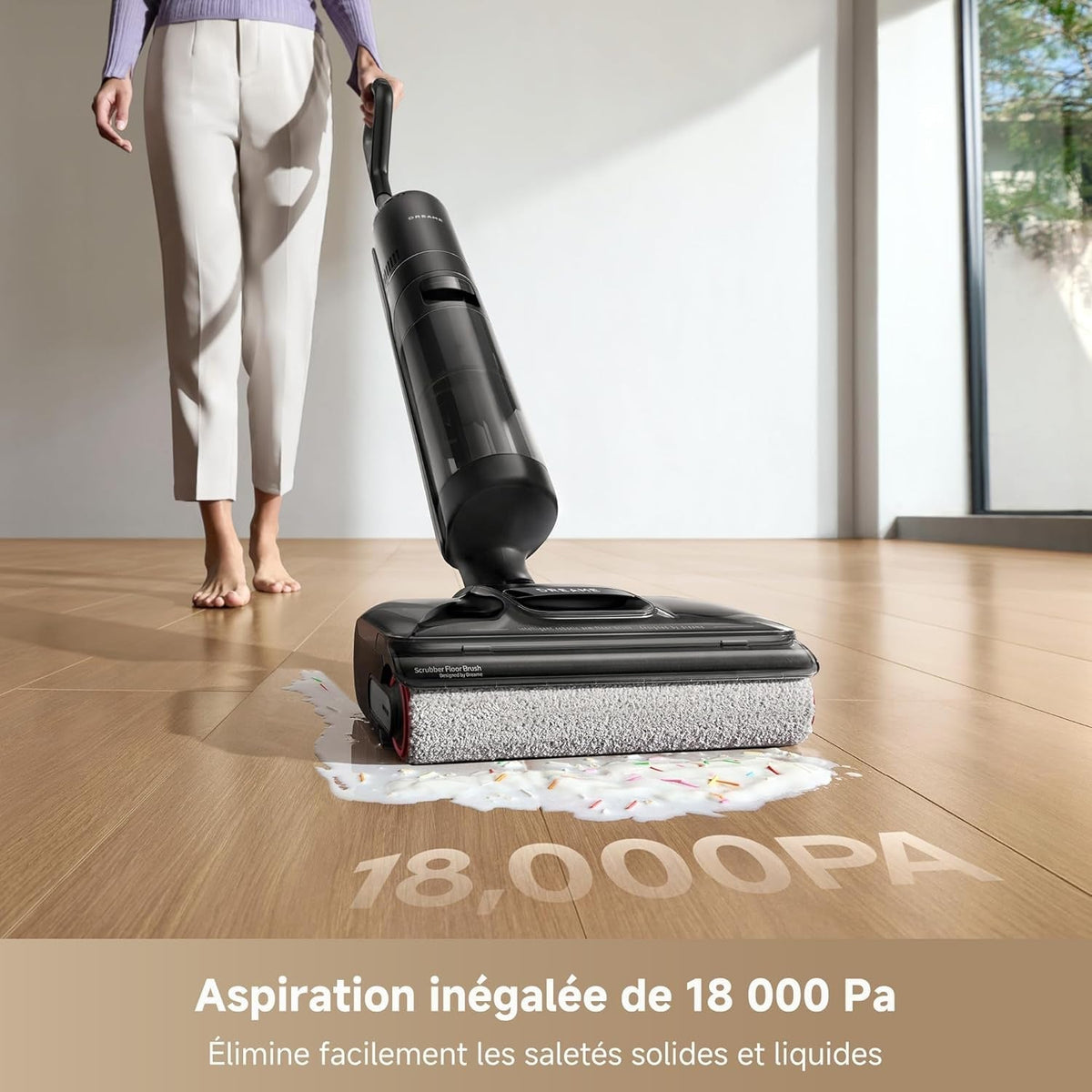 Aspirateur-laveur sans fil en action sur un parquet : 18 000 Pa sur les salissures sèches et liquides