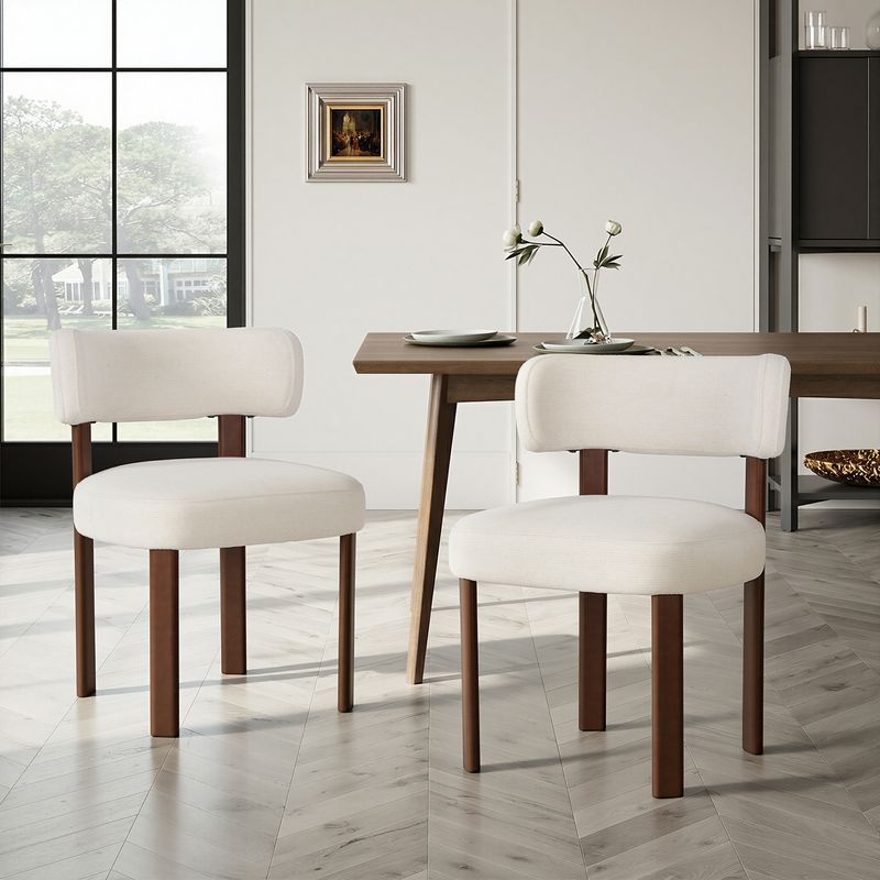 Chaise de salle à manger en bois massif, assise beige, devant une table