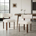 Chaise de salle à manger en bois massif, assise beige, devant une table