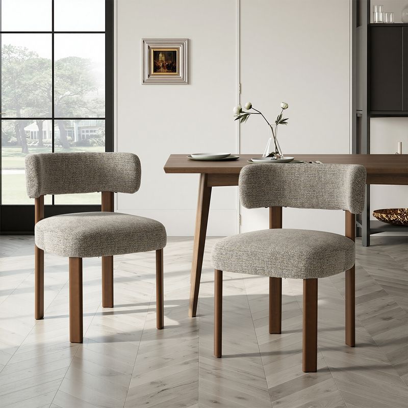Chaise de salle à manger en bois massif, assise marron, devant une table
