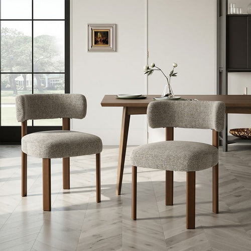 Chaise de salle à manger en bois massif, assise marron, devant une table