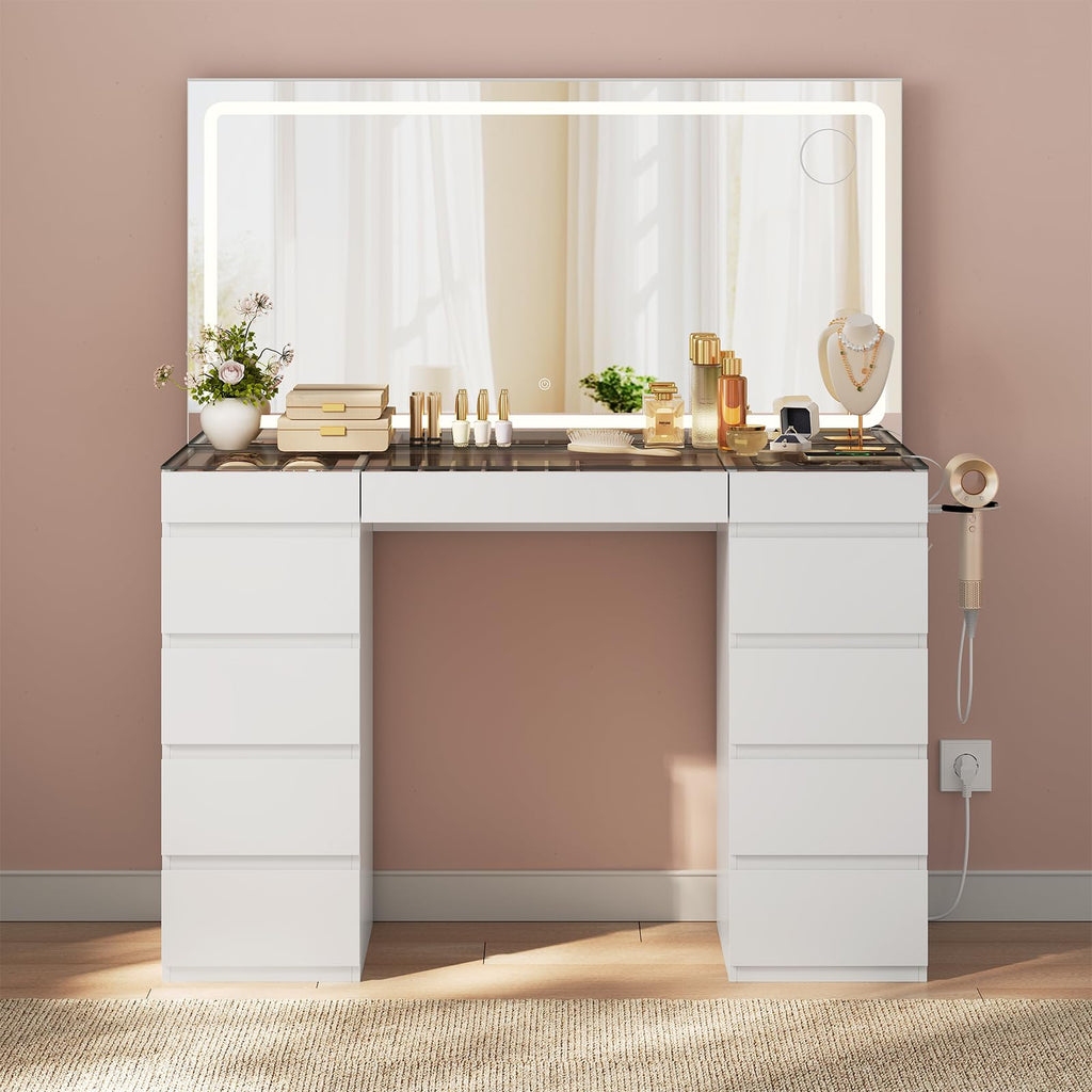 Coiffeuse blanche à grand miroir LED allumé, plateau en verre trempé et onze tiroirs, installée dans une chambre
