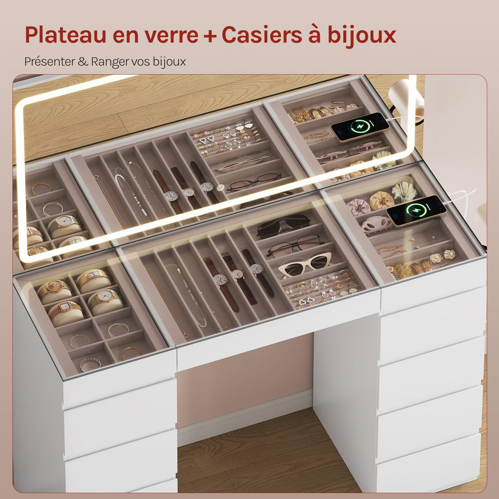 Plateau en verre trempé et casiers à bijoux : montres, colliers, bagues et lunettes rangés sous la vitre