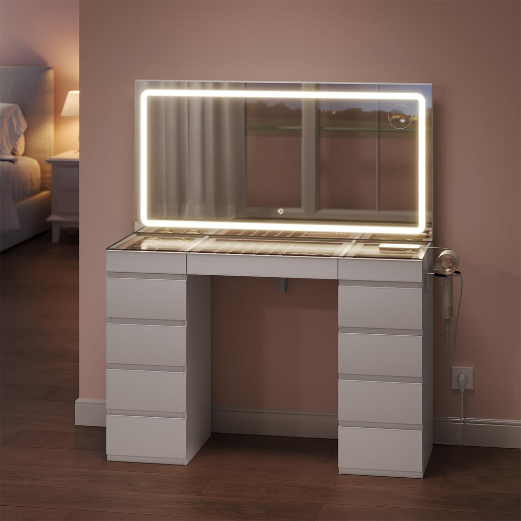 Miroir LED allumé le soir dans une chambre : le bandeau lumineux suit tout le pourtour du cadre