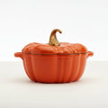 Cocotte citrouille en fonte émaillée orange potiron, bouton en forme de tige laiton
