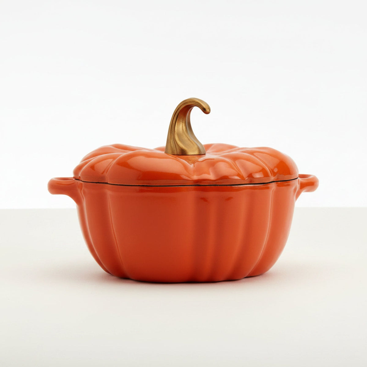 Cocotte citrouille en fonte émaillée orange potiron, bouton en forme de tige laiton