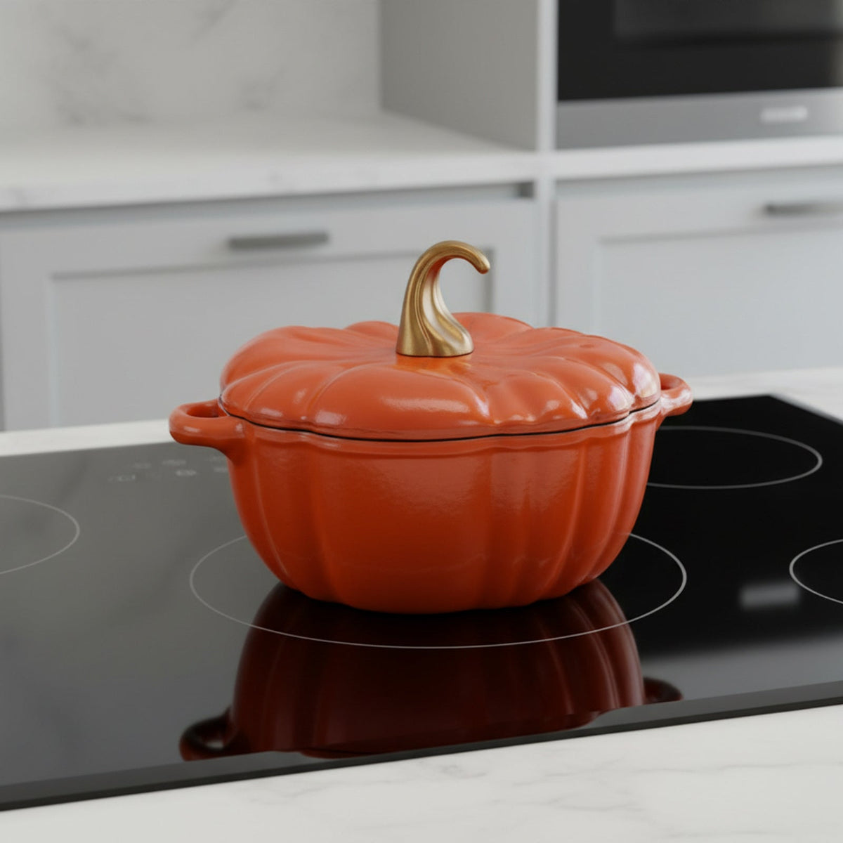 Cocotte citrouille en fonte sur une plaque à induction