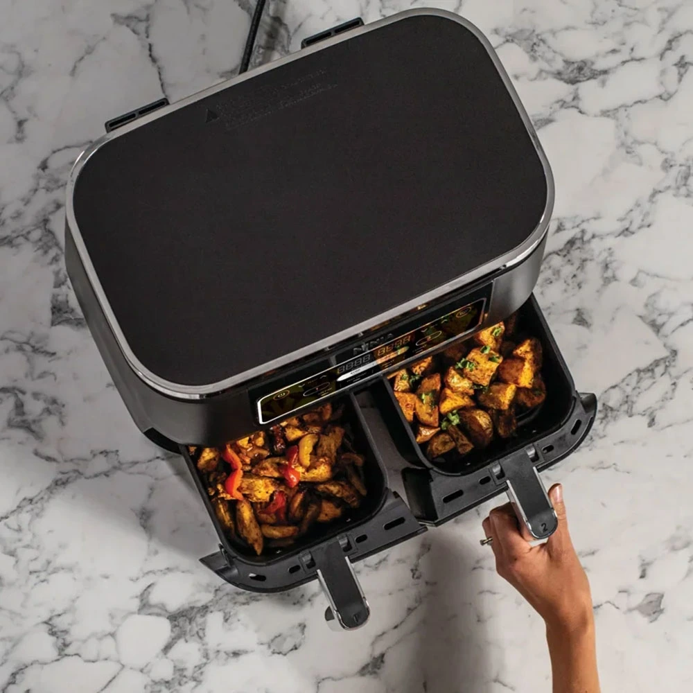 Vue plongeante sur les deux paniers indépendants de 3,8 L remplis de légumes rôtis