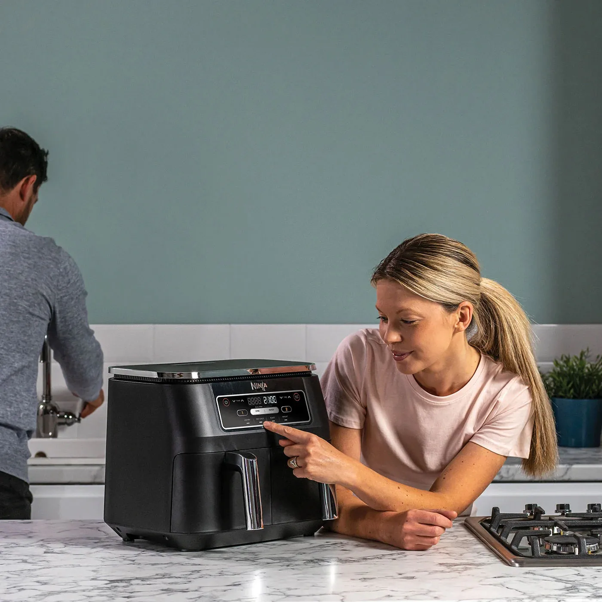 Friteuse à air double posée sur le plan de travail d'une cuisine, réglage du panneau de commande