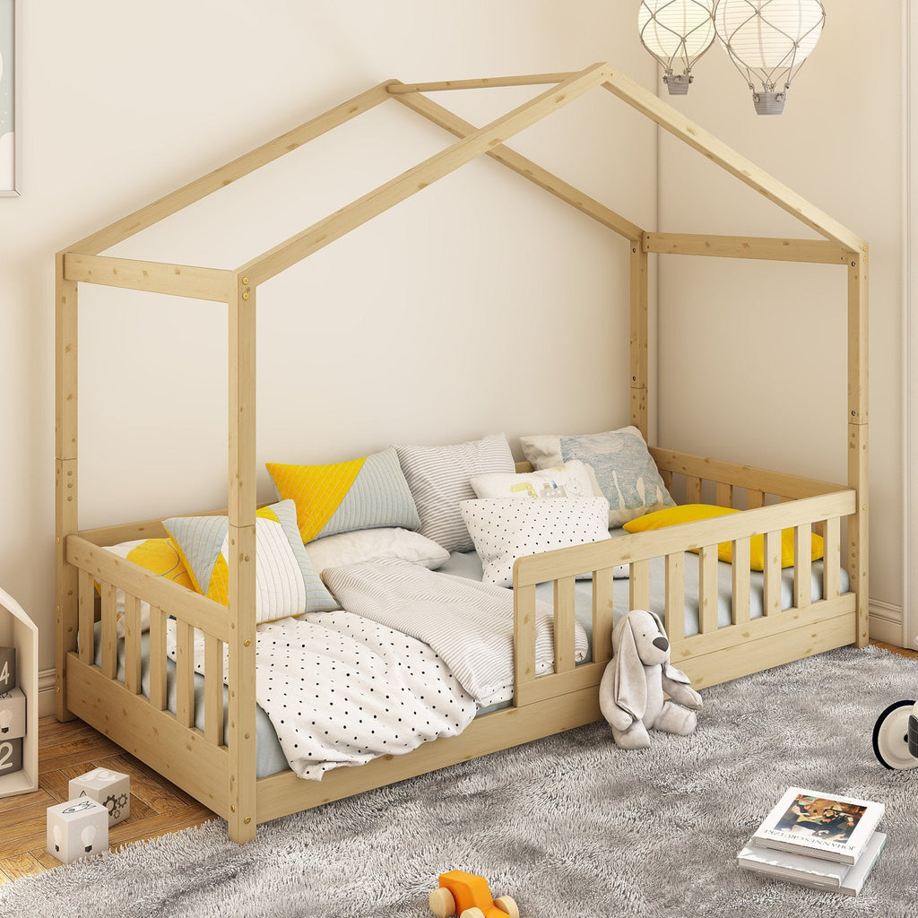 Lit cabane évolutif 90x200 en pin massif finition bois naturel, toit de cabane et barrière de sécurité dans une chambre d'enfant