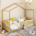 Lit cabane évolutif 90x200 en pin massif finition bois naturel, toit de cabane et barrière de sécurité dans une chambre d'enfant