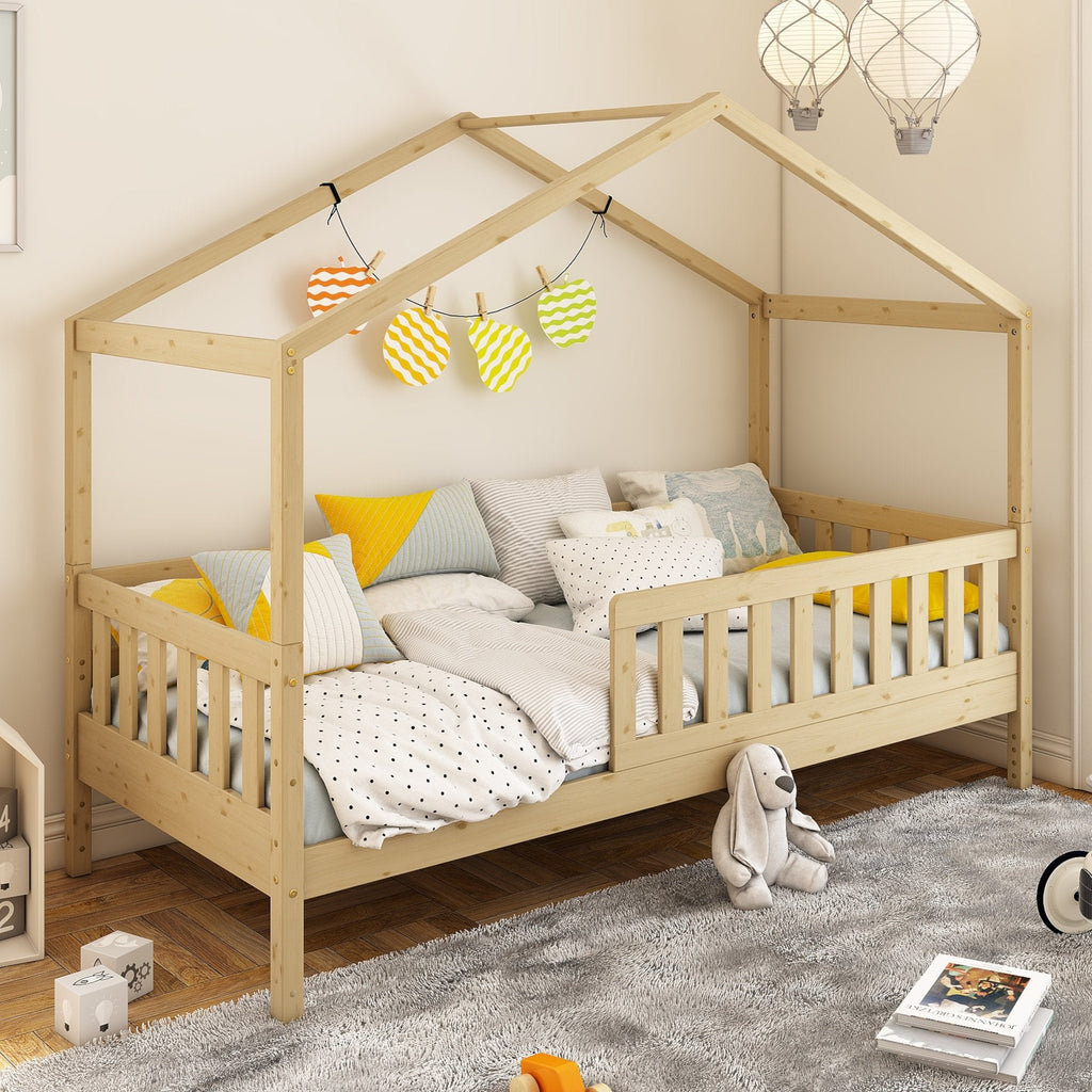 Lit cabane évolutif 90x200 en pin massif finition bois naturel, toit de cabane décoré d'une guirlande dans une chambre d'enfant
