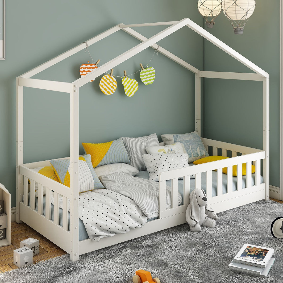Lit cabane évolutif 90x200 finition blanche, toit de cabane et barrière de sécurité dans une chambre d'enfant