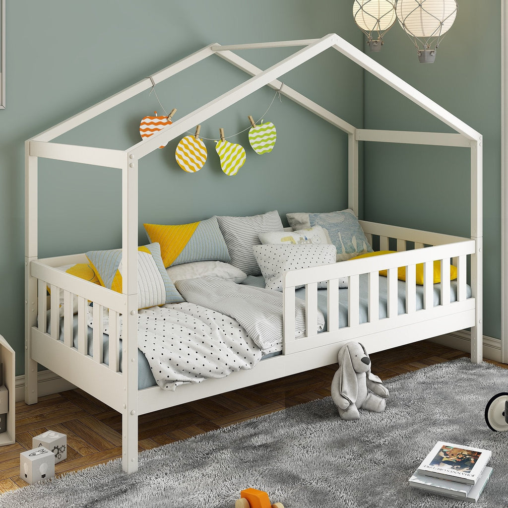 Lit cabane finition blanche vu de trois quarts, montants et toit apparents