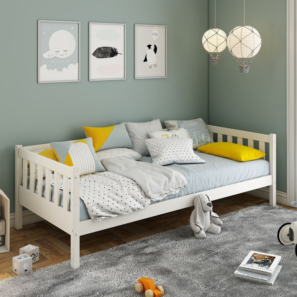 Finition blanche convertie en banquette basse, toit retiré, contre le mur d'une chambre