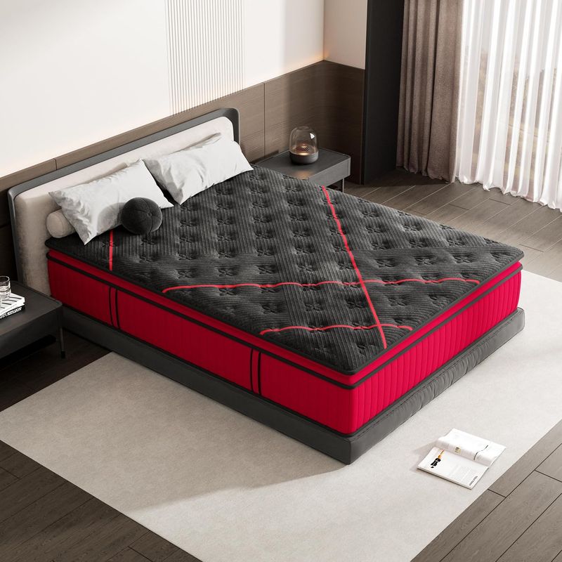 Matelas hybride 30 cm installé sur un lit double, coutil matelassé gris anthracite et contour rouge, dans une chambre contemporaine
