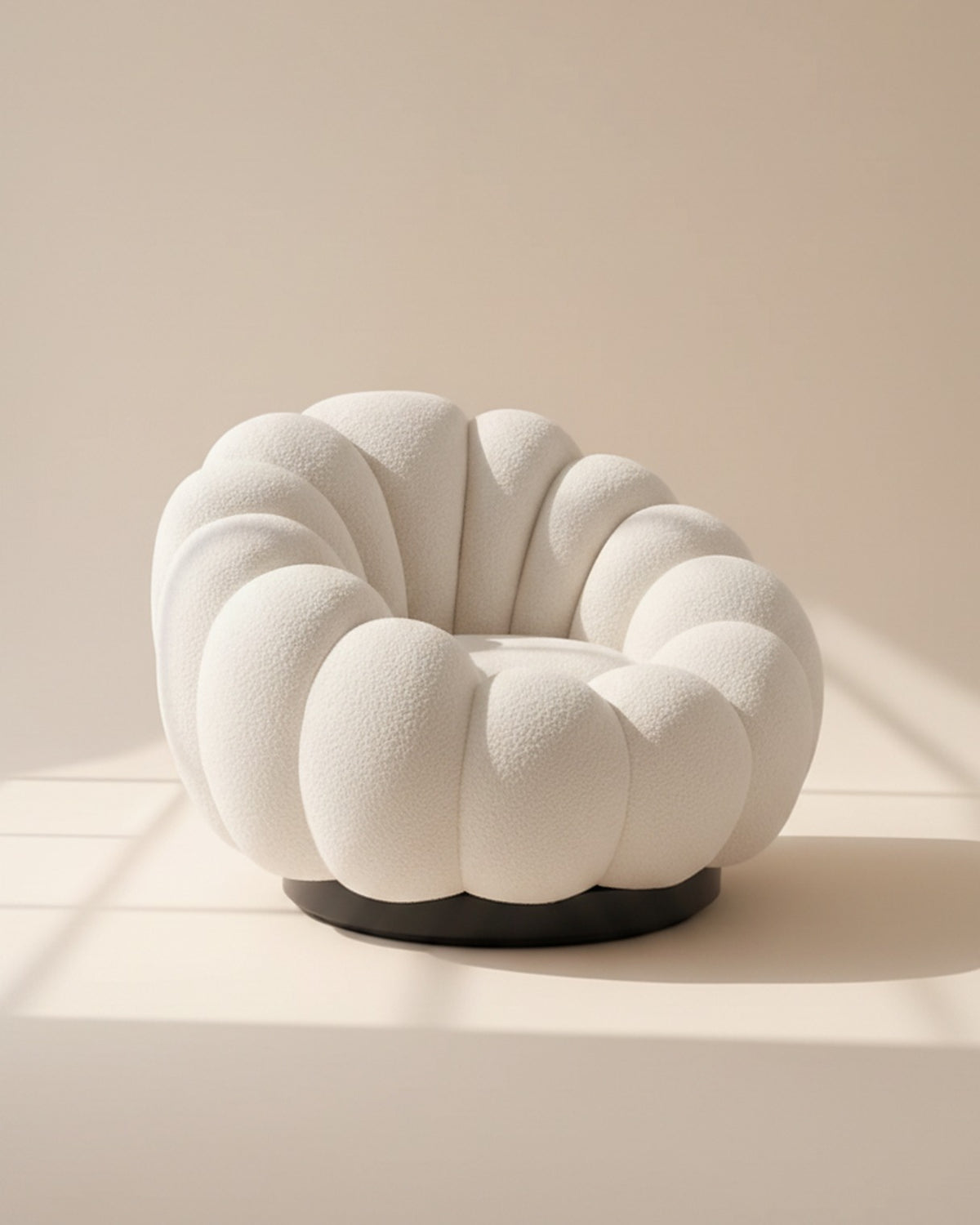Fauteuil coquillage bouclette pivotant, dossier en anneau de pétales arrondis, coloris blanc, vue trois quarts