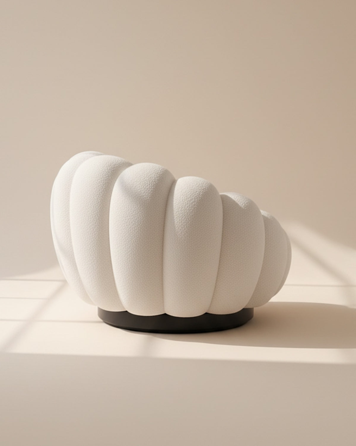 Fauteuil coquillage vu de trois quarts arrière : l'anneau de pétales et la base ronde pivotante