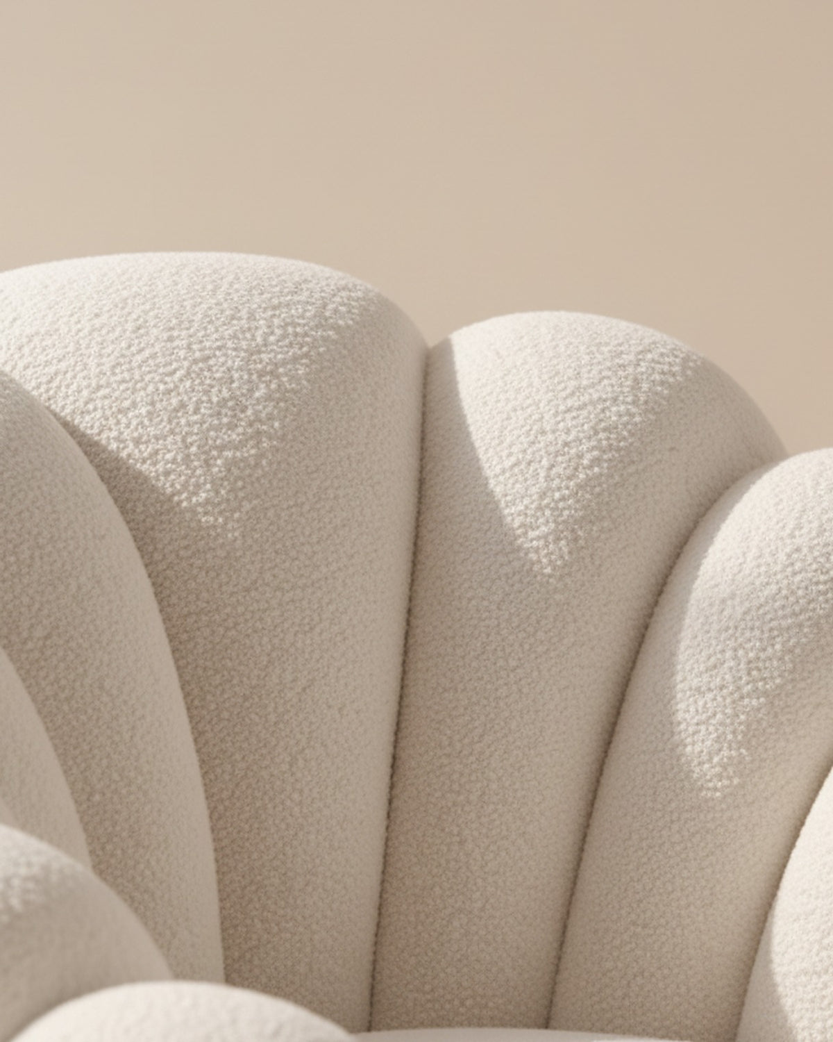 Détail du tissu bouclette et de la couture entre deux pétales du fauteuil coquillage
