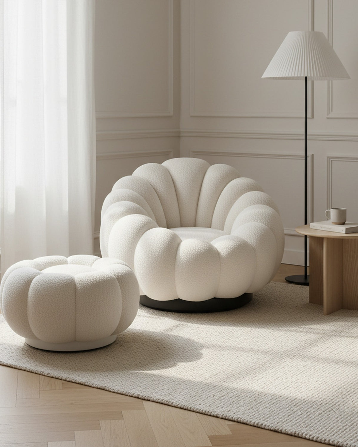 Fauteuil coquillage bouclette et son pouf dans un salon clair, près d'une fenêtre