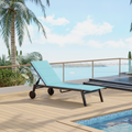 Transat de jardin inclinable seul au bord d une piscine