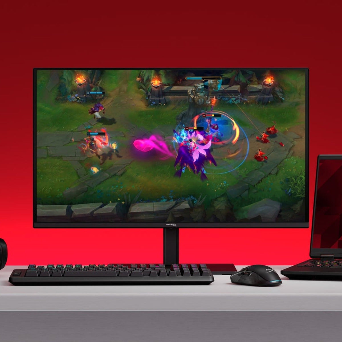 Écran gamer OLED Vélocia installé sur un bureau avec clavier et souris